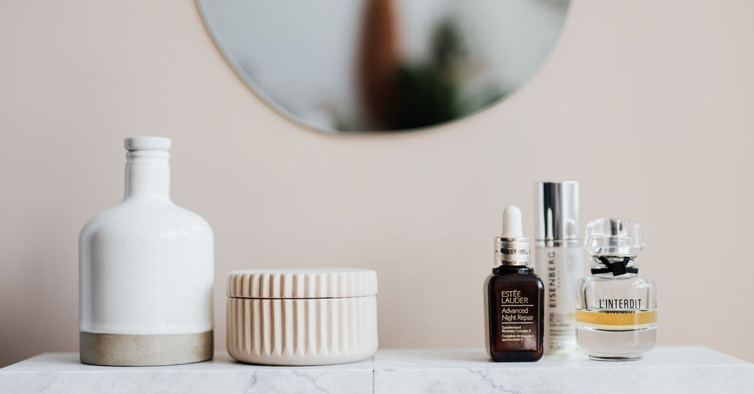 Verschiedene Lotionen-Flaschen auf einem Badezimmerregal – how to choose lotionen für jeden Hauttyp