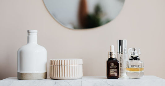 Verschiedene Lotionen-Flaschen auf einem Badezimmerregal – how to choose lotionen für jeden Hauttyp
