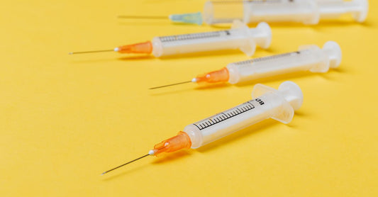 Bild eines gelben Sharps Containers mit Biohazard-Symbol, sicher verschlossen auf einer Tischoberfläche – beste Sharps Containers 2026 für die sichere Nadelentsorgung zu Hause.