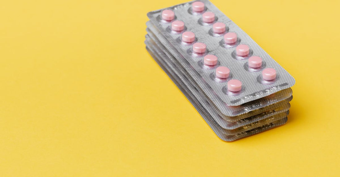 Nicotine Gums & Lozenges Buying Guide – Packungen mit Nikotinkaugummis und Lutschtabletten auf hellem Hintergrund
