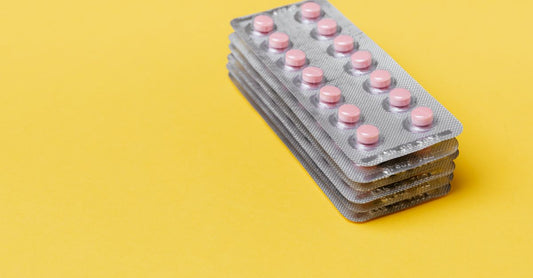 Nicotine Gums & Lozenges Buying Guide – Packungen mit Nikotinkaugummis und Lutschtabletten auf hellem Hintergrund