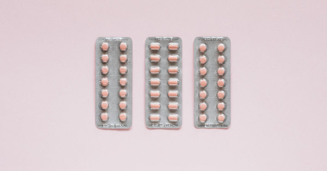 Packungen mit Nikotinkaugummis und Lutschtabletten liegen auf einem weißen Tisch – where to buy nicotine gums & lozenges online