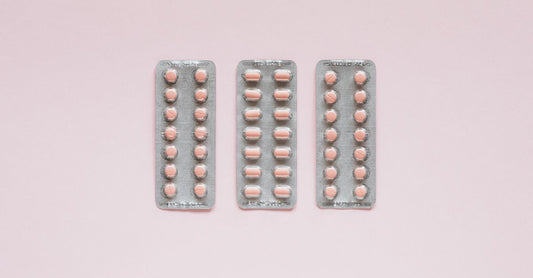 Packungen mit Nikotinkaugummis und Lutschtabletten liegen auf einem weißen Tisch – where to buy nicotine gums & lozenges online