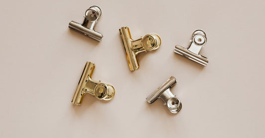Clips Buying Guide: Haarclips und Spangen in verschiedenen Größen und Farben auf einem Tisch