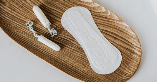 Vergleich von Tampons und Binden auf einem neutralen Hintergrund – Tampons vs pads which is better