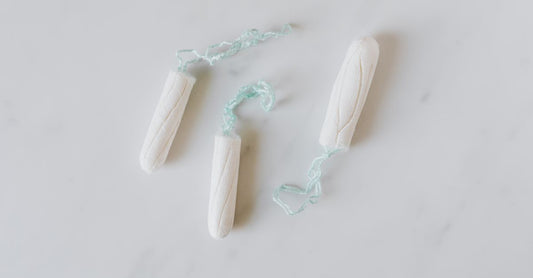 Beste Tampons 2026: Bio-Baumwoll-Tampons auf hellem Hintergrund als Flatlay mit Box und einzelnem Tampon