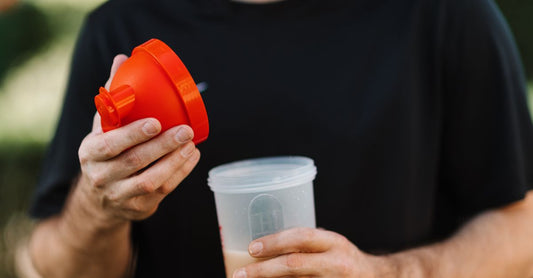 Pre-Workout-Pulver in einer Dose mit Messlöffel – Pre-Workout Buying Guide
