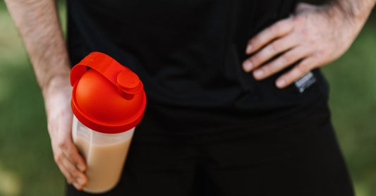 Shaker Bottles Buying Guide: Hochwertige Shaker-Flaschen auf hellem Hintergrund