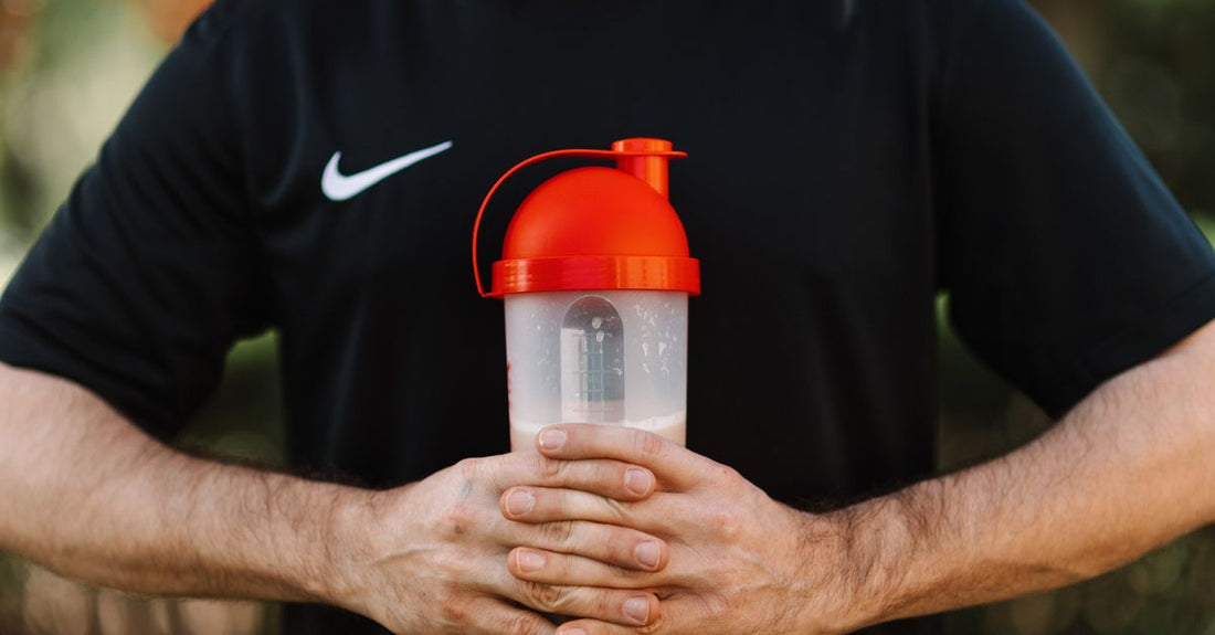 Bester Shaker für Proteinshakes – klumpenfreies Mixen mit moderner Shakerflasche auf weißem Hintergrund