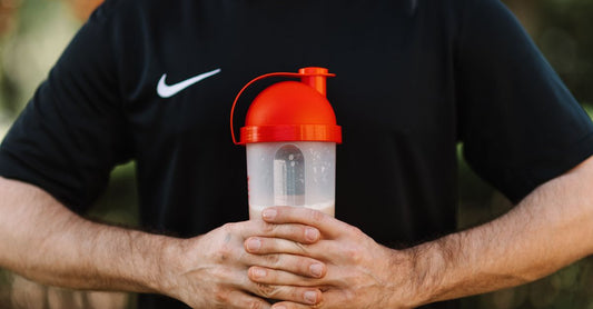 Bester Shaker für Proteinshakes – klumpenfreies Mixen mit moderner Shakerflasche auf weißem Hintergrund