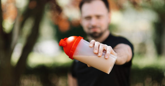 Reishi-Pilz-Kapseln als Nahrungsergänzungsmittel für das Immunsystem vor neutralem Hintergrund