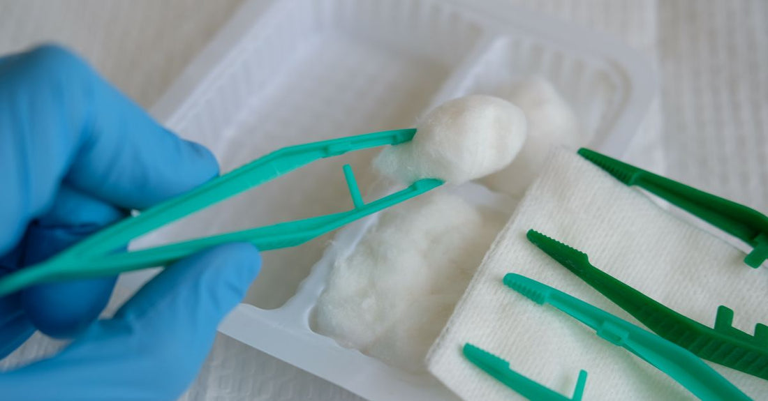 Sterile Reinigungstücher und Tupfer auf einem weißen Hintergrund, perfekt für die Hautdesinfektion und Wundreinigung.