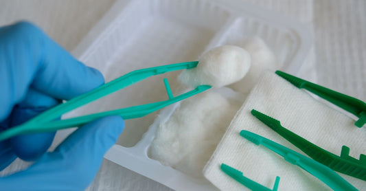 Sterile Reinigungstücher und Tupfer auf einem weißen Hintergrund, perfekt für die Hautdesinfektion und Wundreinigung.