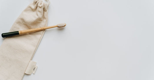 Offener Kulturbeutel mit Reisegrößen-Pflegeprodukten auf hellem Hintergrund – Organizers & Travel Kits Buying Guide
