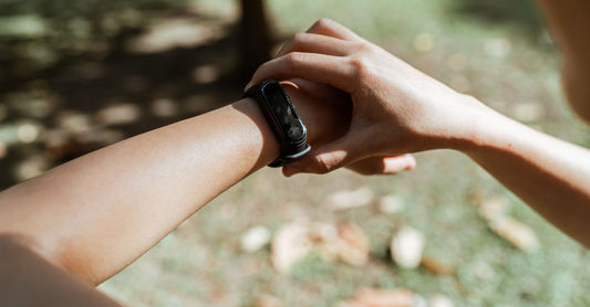 Best Wristbands 2026: Auswahl an Fitness-Armbändern auf hellem Hintergrund