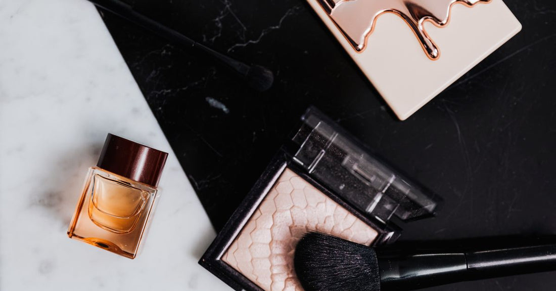 Reinigungsprodukte, Tücher und Cremes auf Marmor arrangiert – how to choose cleansers, cloths & creams für Ihre Routine