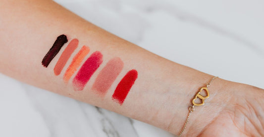 Verschiedene Lippenstift-Farbtöne auf einer Marmorplatte – how to choose lipstick