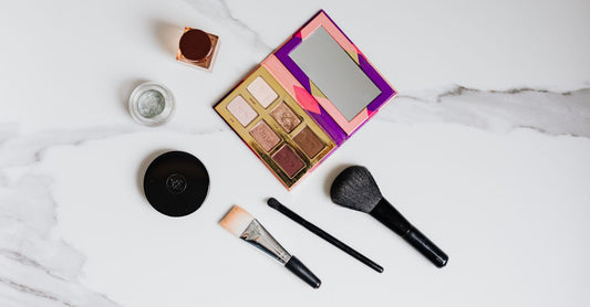 Kosmetiktasche Buying Guide – elegante Kosmetiktasche auf Marmoruntergrund mit Pinseln und Make-up