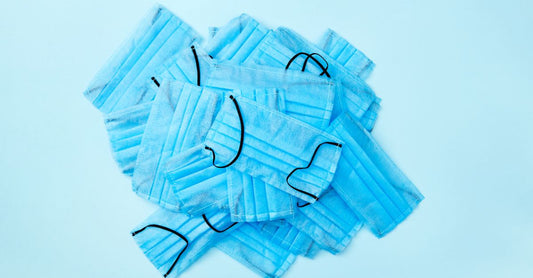 Verschiedene Gesichtsmasken in einer Flatlay-Anordnung – how to choose masks für jeden Hauttyp
