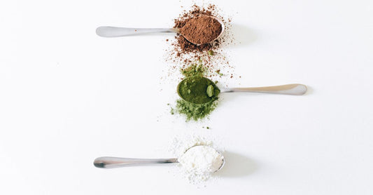 Kreatin-Monohydrat-Pulver in einem Messlöffel auf weißem Hintergrund – Vergleich Creatine Monohydrate vs. HCL