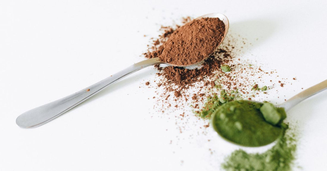 Pre-Workout Buying Guide 2026: Ein geöffnetes Pre-Workout-Pulver-Glas neben einer Shaker-Flasche auf einer Fitnessmatte.