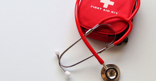 Burn Care Buying Guide: Erste-Hilfe-Set für Verbrennungen mit sterilen Kompressen, Brandsalbe und Wundauflagen auf hellem Hintergrund