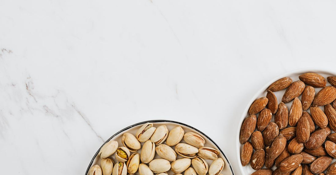 Vier best Energie- & Proteinriegel 2026 von Vittamine auf einem Holztisch arrangiert.