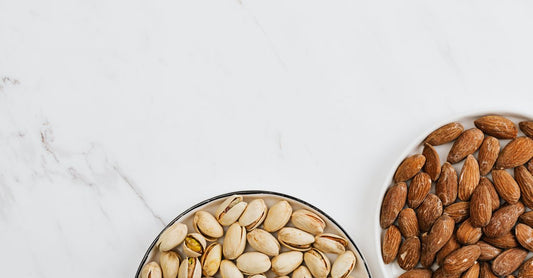 Vier best Energie- & Proteinriegel 2026 von Vittamine auf einem Holztisch arrangiert.