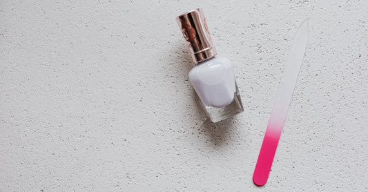 Bester Nagellack 2026: Mehrere Nagellackflaschen in verschiedenen Farben auf einem weißen Hintergrund flach angeordnet.