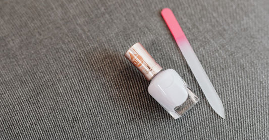 Verschiedene Nagelfeilen und Buffer auf einem hellen Hintergrund, Anleitung zum Auswählen der richtigen Nagelfeilen & Buffer