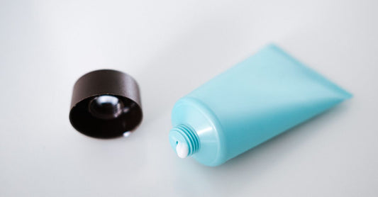 Eine Tube antimykotische Creme zur Leistenflechte Behandlung, beste Creme für schnelle Linderung und Langzeitergebnisse.