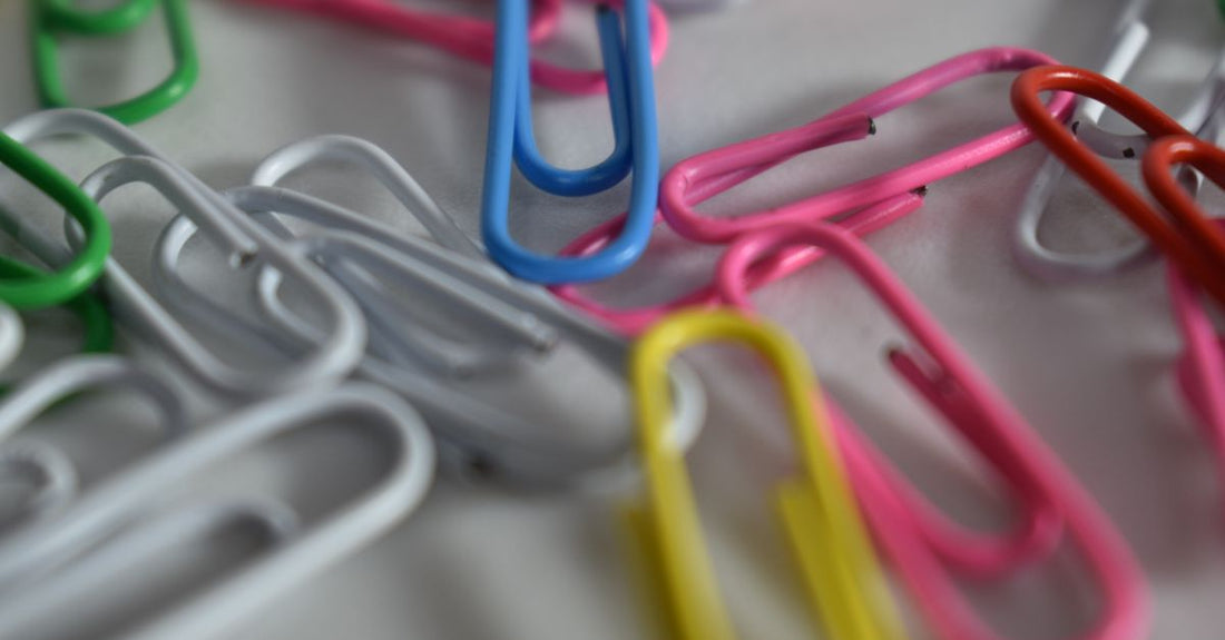 How to choose clips – Verschiedene bunte Haarclips auf einem Tisch