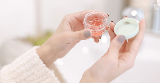 Insektenstich-Behandlung Gel und Creme auf hellem Hintergrund, Nahaufnahme