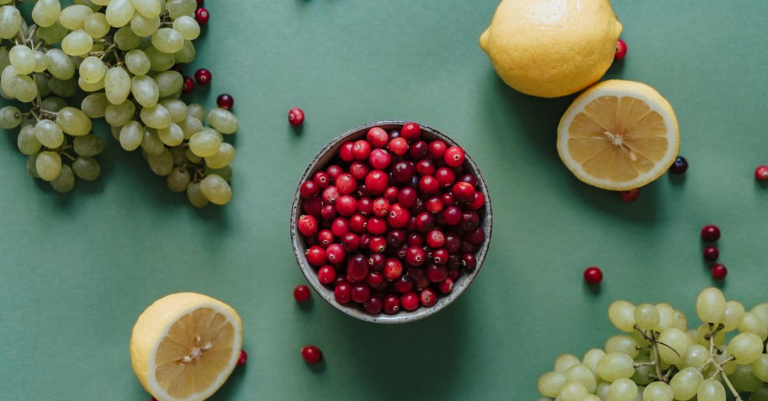 Cranberry-Nahrungsergänzungsmittel in einer Flasche auf hellem Hintergrund, Teil des Cranberry Buying Guide