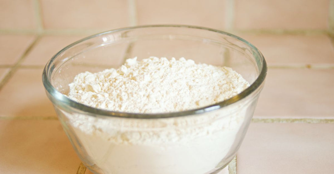 Natürlicher Libido Booster for Women Natural: Schale mit Maca-Pulver und frische Kräuter auf einem Holztisch