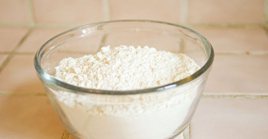 Natürlicher Libido Booster for Women Natural: Schale mit Maca-Pulver und frische Kräuter auf einem Holztisch