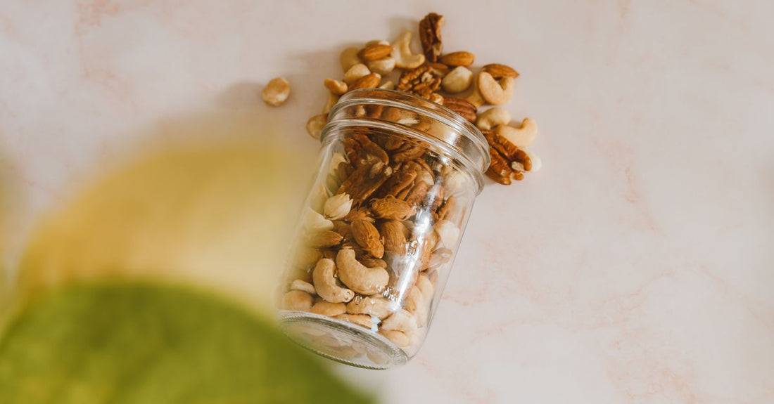 Glas mit veganem Proteinpulver bestes 2026 auf einer hellen Arbeitsplatte mit Messlöffel