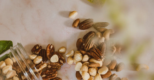 Proteinpulver in einem Glasbehälter auf Marmoruntergrund – best protein 2026