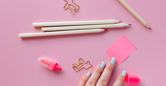 Press-On-Nägel Kaufberatung: Verschiedene künstliche Fingernägel in Pastellfarben und mit Glitzerdesigns auf einem hellen Hintergrund, bereit zum Aufkleben.