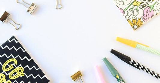 Verschiedene Eyeliner-Typen auf einem Marmortisch – Eyeliner Buying Guide für den perfekten Lidstrich 2026