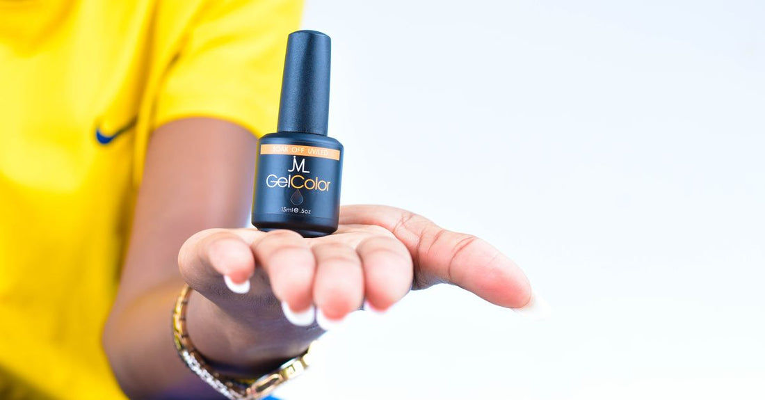 Nail Polish Gel vs Regular: Zwei Nagellackflaschen auf hellem Hintergrund – eine mit UV-Gel-Textur, die andere mit klassischem Glanz.