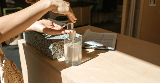 Desinfektionsmittel-Flaschen auf einem Tisch – how to choose hand sanitizers Budget-Tipps