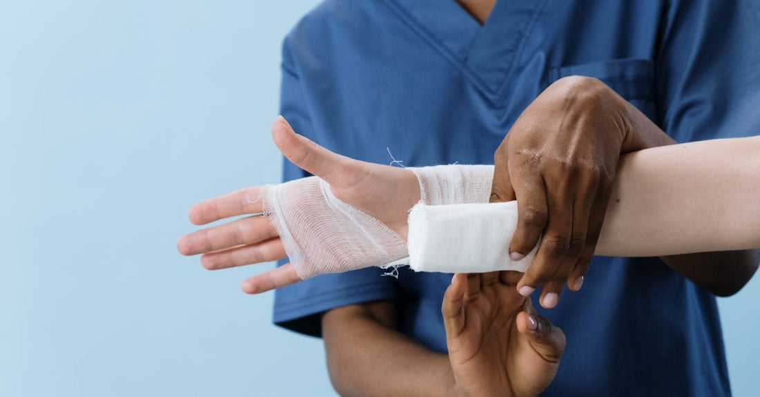 Verschiedene sterile Gaze-Kompressen und Mullbinden, flach auf hellem Hintergrund angeordnet, für den Artikel 'how to choose gauze'