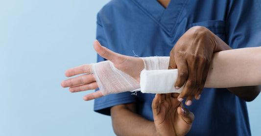 Verschiedene sterile Gaze-Kompressen und Mullbinden, flach auf hellem Hintergrund angeordnet, für den Artikel 'how to choose gauze'
