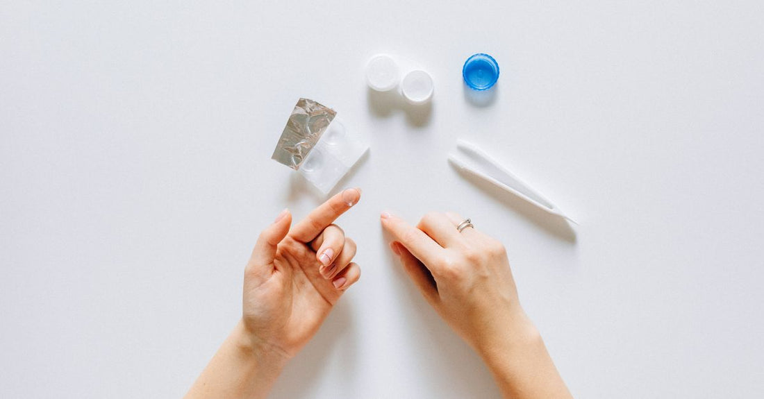 Snore Reducing Aids Buying Guide – Verschiedene Anti-Schnarch-Hilfen wie Nasendilatatoren und Ohrstöpsel auf einem Tisch