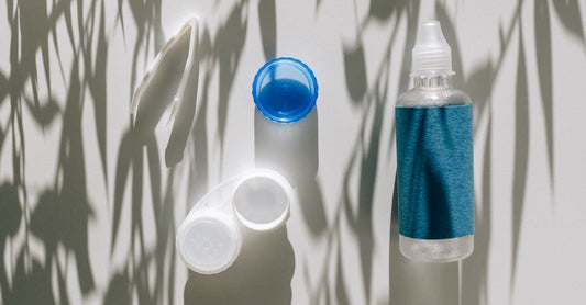 Eine Flasche Augentropfen auf blauem Hintergrund für den Augentropfen & trockene Augen Buying Guide