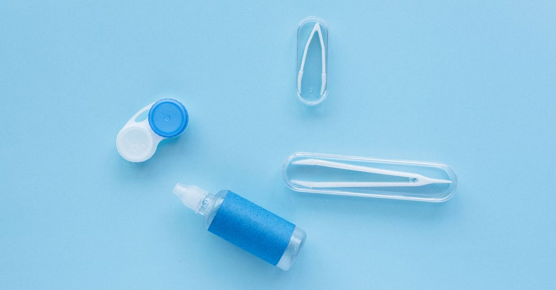 Eine Flasche mit sterilen Augentropfen zur Behandlung trockener Augen, auf einem neutralen Hintergrund.