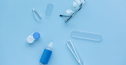 Sharps Container mit Biohazard-Symbol auf einem Tisch, umgeben von medizinischem Zubehör – Auswahlhilfe für die Nadelentsorgung.
