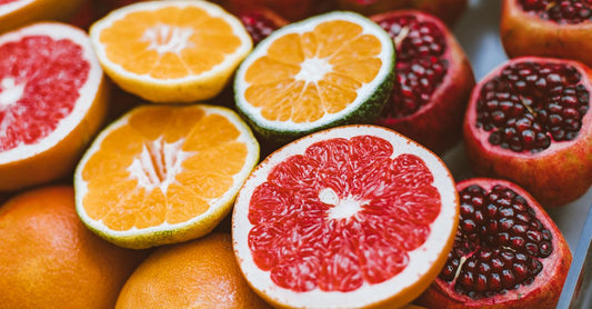 Verschiedene Sporternährungsprodukte wie Proteinpulver, Riegel und Kapseln auf einem hellen Holztisch – Diet & Sports Nutrition Kaufberatung