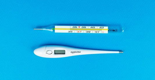 Digitales Fieberthermometer für Kinder, das auf einem weißen Hintergrund liegt und für präzise Messungen bereit ist.
